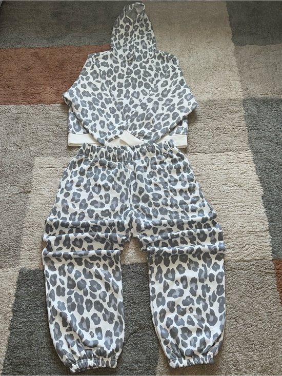 Xersion Other - Xersion Gray & White Leopard Cropped Hoodie and Joggers Set